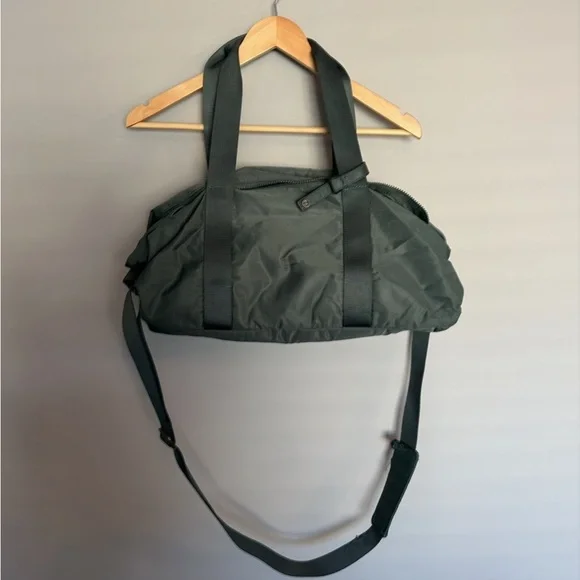 EUC ๐ Lululemon Fast Track Duffel (Heatproof Pocket 19L) Dark Forest - Picture 11 of 16